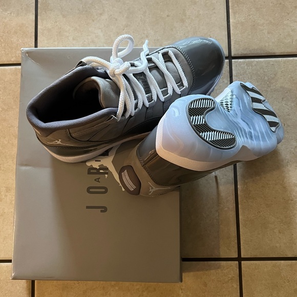 Rock classic Air Jordan style with the Retro 11 Cool Grey Shoes. Womens 9 - Picture 3 of 7